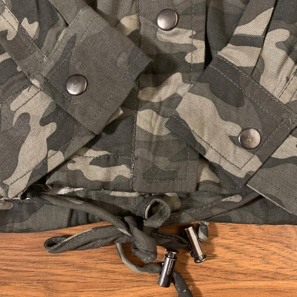 BeachLunchLounge Tulsi Camo-Print Shirt Jacket - Picture 6 of 8